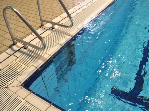 Schwimmbeckenecke mit Einstiegsleiter