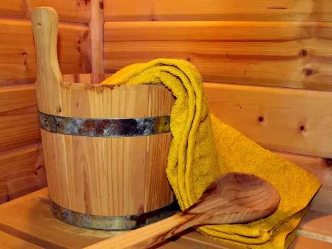 Holzfass mit Handtuch