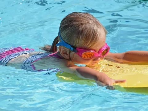 Kind mit Schwimmhilfe