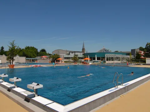 Sportschwimmerbecken im Freibad mit 8 Bahnen