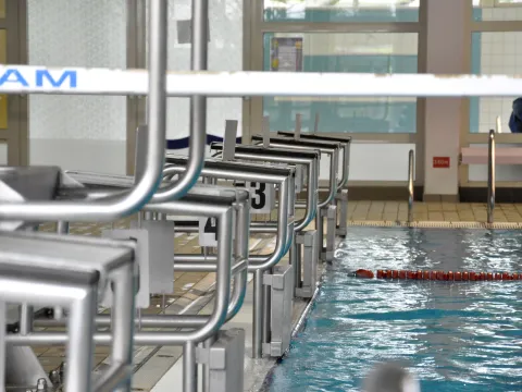 Startblöcke im Sportschwimmbecken